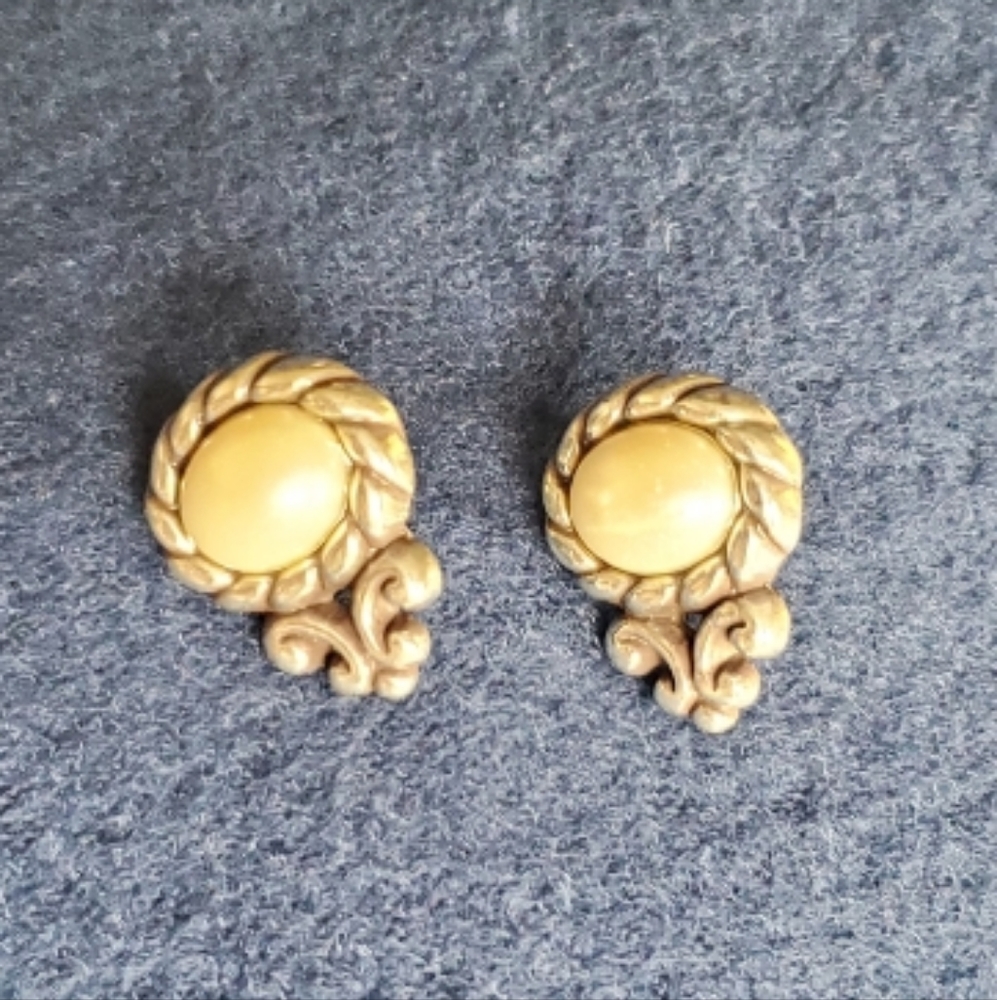 Brighton Retired Moon Glow Pearl Post Earrings